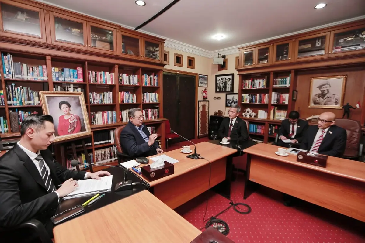 Presiden ke-6 RI Susilo Bambang Yudhoyono (SBY) bersama Agus Harimurti Yudhoyono (AHY) menerima kunjungan Menteri Luar Negeri Singapura Vivian Balakrishnan. (Foto: The Yudhoyono Institute)
