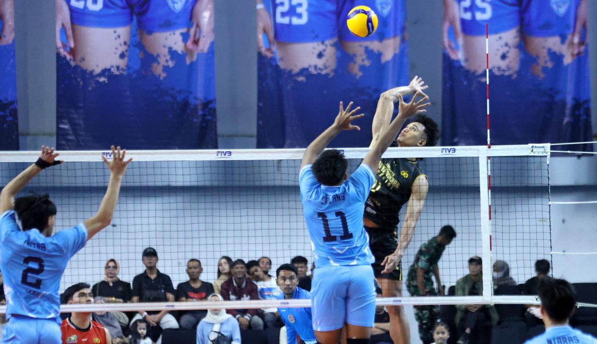 Mereka sempat unggul pada set pertama dengan skor 25-19. Namun, mereka kehilangan angka setelah dua set selanjutnya, (18-25) dan (21-25). (Dok. PBVSI)