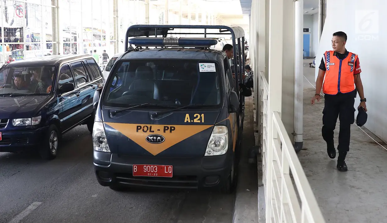 Personel Satpol PP berjaga di bawah skybridge Tanah Abang, Jakarta, Selasa (8/1). Penjagaan tersebut dilakukan untuk mencegah PKL yang berjualan di sekitar Stasiun Tanah Abang. (Liputan6.com/Immanuel Antonius)