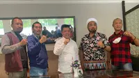 Julizar Idris (tengah) dan Ali Mochtar Ngabalin (kanan) saat memberikan keterangan pers soal pencalonan diri menjadi bacaketum KONI DKI periode 2022-2026 (istimewa)