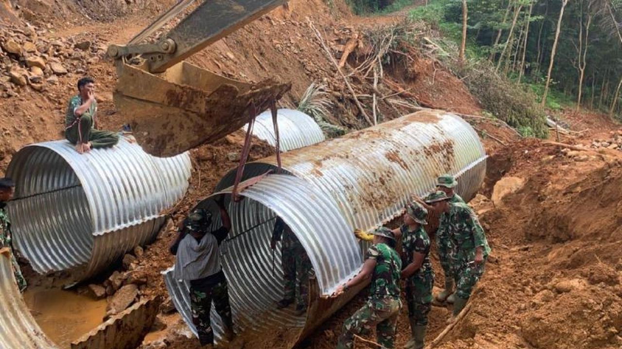 TNI Bangun Jembatan Armco, Pulihkan Akses Antardesa Vital di Tapteng Pascabencana