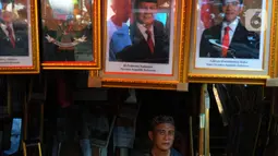 Pedagang menjual bingkai foto dengan gambar presiden  dan wakil presiden terpilih mulai dari harga Rp 150 ribu hingga jutaan rupiah tergantung ukuran frame dan gambar cetak foto. (merdeka.com/Imam Buhori)