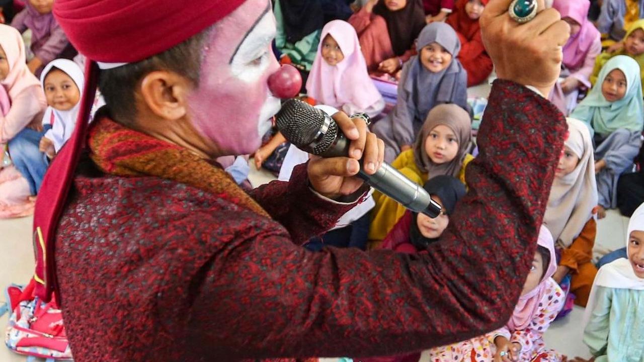 Ustaz Yahya menggunakan kostum badut syariah saat memberikan ceramah dan pendidikan agama kepada anak anak di kegiatan pesantren kilat. Foto: Liputan6.com / Angga Yuniar<br>