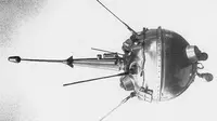 Faktanya, Soviet ternyata menjadi negara pertama yang meluncurkan satelit dan mengirimkan seorang pria ke luar angkasa.