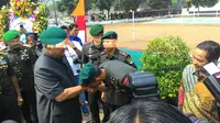 Mayor Inf Agus Harimurti Yudhoyono mencium tangan ayahnya (Liputan6.com/Ahmad Romadoni)