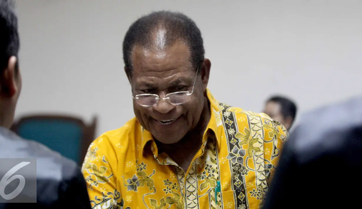 Barnabas Suebu membantah isi dakwaan dan berencana akan mengajukan nota keberatan (eksepsi) pada persidangan pekan depan,  Pengadilan Tipikor, Jakarta, Senin (6/7/2015). (Liputan6.com/Helmi Afandi)