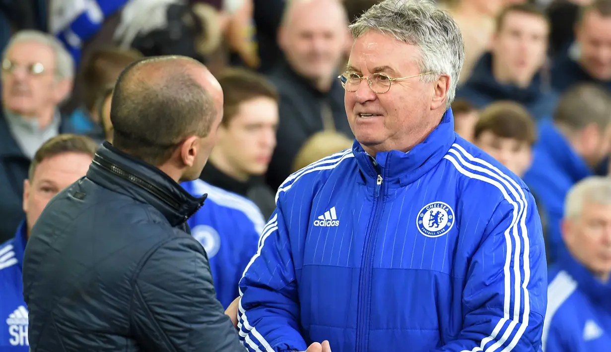Pelatih Chelsea, Guus Hiddink  memberi salam kepada pelatih Everton, Roberto Martinez usai laga perempat final Piala FA di Goodison Park, Liverpool, Minggu (13/3/2016) dini hari WIB. (AFP/Paul Ellis)