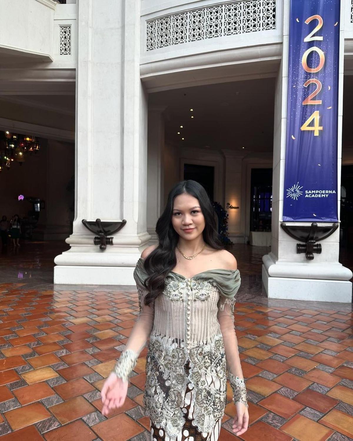 Momen wisuda tersebut disambut dengan bahagia oleh banyak pengikut Bimbim, yang juga memberikan pujian atas kecantikan Lula, terutama saat mengenakan kebaya.<br>