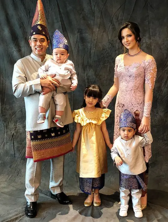 Wanita 28 tahun itu akan menghiasai layar kaca sebagai pembawa acara salah satu televisi swasta. Tidak sendiri, ia tampil bersama sahabatnya, Jessica Iskandar alias Jedar. (Instagram/ramadhaniabakrie)