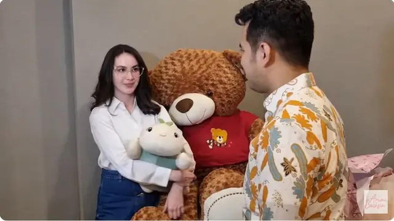 6 Potret Kejutan Ultah Arumi Bachsin ke-31 dari Emil Dardak, Dapat Boneka Raksasa