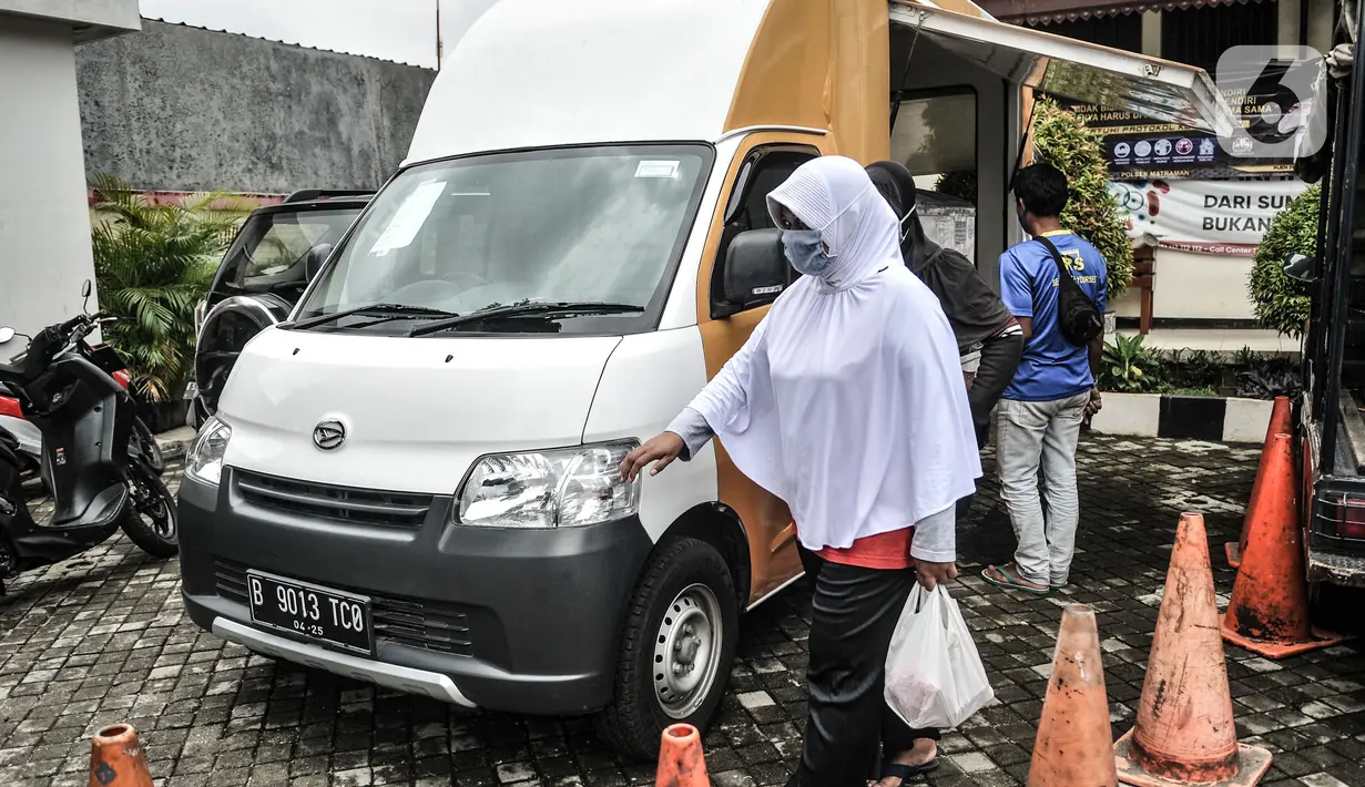 Warga usai membeli daging murah dalam program Food Truck Daging Goes to Kelurahan di Kelurahan Pisangan Baru, Jakarta, Rabu (17/2/2021).  Kegiatan ini digelar secara bertahap ke setiap kelurahan di wilayah Jakarta Timur mulai 16 Februari hingga 4 Juni 2021 mendatang. (merdeka.com/Iqbal S. Nugroho)