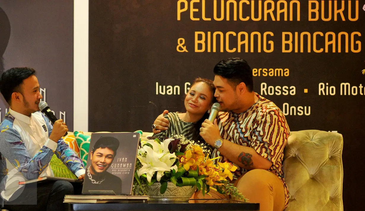 Perancang busana Ivan Gunawan memeluk penyanyi yang juga mantan kekasihnya, Rossa saat meluncurkan buku Aku Berkarya Dengan Cinta, Jakarta, Rabu (11/11). Ivan merilis buku untuk memperingati 10 tahun karirnya di bidang fashion (Liputan6.com/Faisal R Syam)