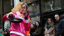 Ekpresi peserta saat membalik pancake dalam wajan ketika mengikuti acara tahunan Great Spitalfields Pancake Race untuk mengumpulkan uang bagi Ambulan Udara London di Inggris, Selasa (9/2). (REUTERS/Stefan Wermuth)