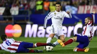 Upaya striker Real Madrid Cristiano Ronaldo dihalau dua pemain Atletico Madrid Koke dan Mario Suarez (JAVIER SORIANO/AFP PHOTO) 