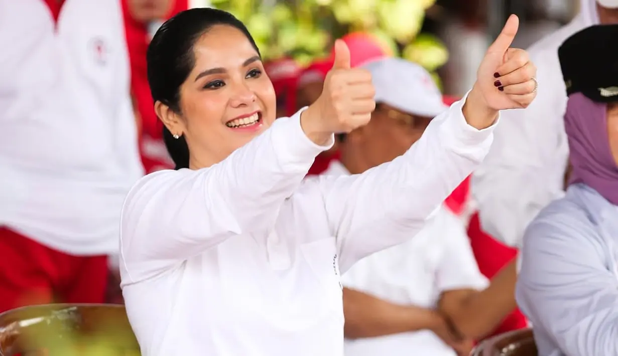 Annisa Pohan pulas makeup minimalis dan highlighter yang bikin wajahnya glowing saat berkeringat [@annisayudhyono]