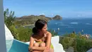Tyna Dwi Jayanti berpose sedang berjemur di bawah sinar matahari. Dia tampil seksi mengenakan bikini two piece model bandeau warna hijau neon. (Instagram/tynadwijayanti)