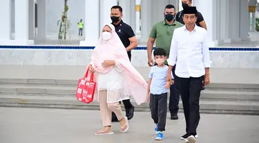 Presiden Joko Widodo bersama Ibu Negara Iriana dan Jan Ethes Srinarendra setelah melaksanakan sholat Dhuha di Masjid Raya Sheikh Zayed Solo, Minggu (20/11/2022). Kedatangan rombongan keluarga Jokowi disambut pengunjung Masjid Raya Sheikh Zayed. (Foto: Muchlis Jr - Biro Pers Sekretariat Presiden)