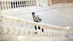 Seorang pria mengenakan seragam militer antik berjalan menaiki tangga Istana Parlemen pada Hari Anak Internasional di Bucharest, Rumania, Selasa (1/6/2021). Lebih dari 10 ribu anak-anak dan orang dewasa mengunjungi gedung era komunis yang juga dikenal House of the People. (AP Photo/Vadim Ghirda)