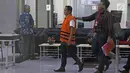 Anggota DPRD Kota Malang, Sahrawi berjalan usai diperiksa KPK, Jakarta, Kamis (5/4). Sahrawi ditahan KPK sebagai tersangka terkait kasus dugaan suap pembahasan APBD-P Pemkot Malang tahun anggaran 2015. (Liputan6.com/Herman Zakharia)