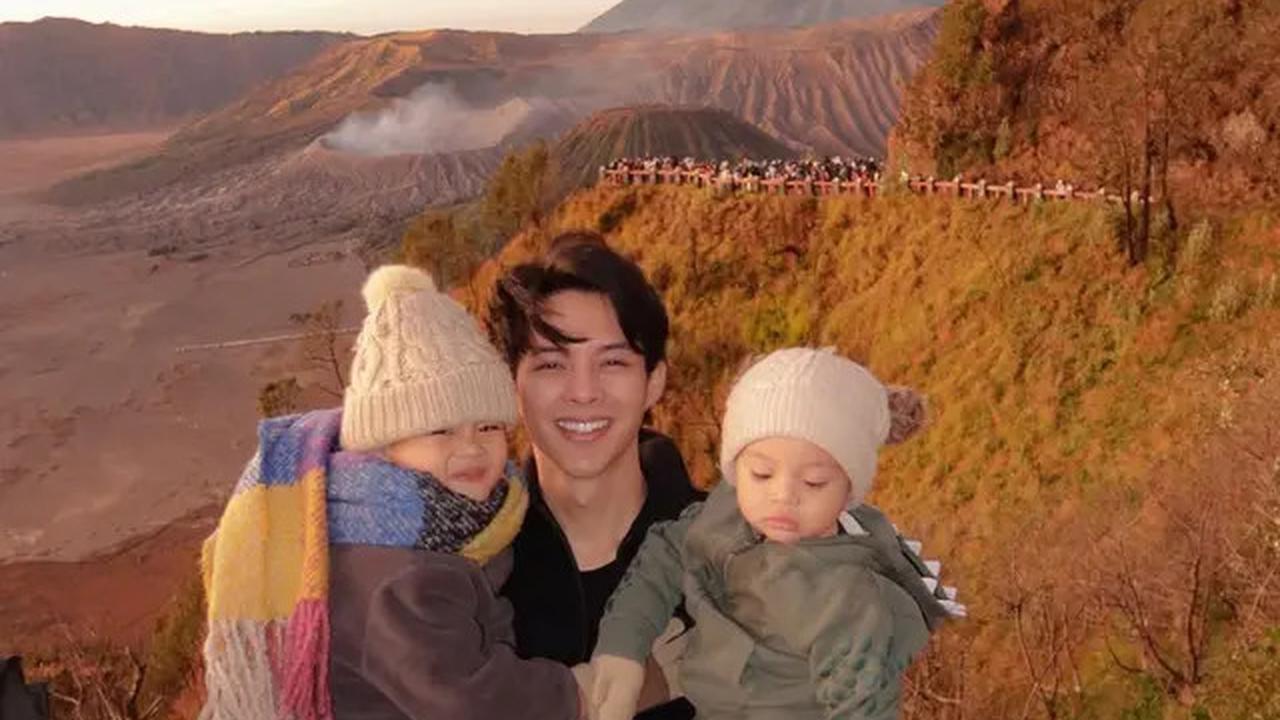 7 Potret Dinda Hauw dan Rey Mbayang Liburan di Bromo, Pakai Campervan