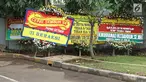 Karangan bunga yang ditujukan untuk Ketua DPR, Setya Novanto di Rumah Sakit Cipto Mangunkusumo (RSCM) Kencana, Jakarta, Minggu (19/11). Ada dua karangan bunga baru untuk Novanto, salah satunya mengatasnamakan "UI Beraksi". (Liputan6.com/Herman Zakharia)