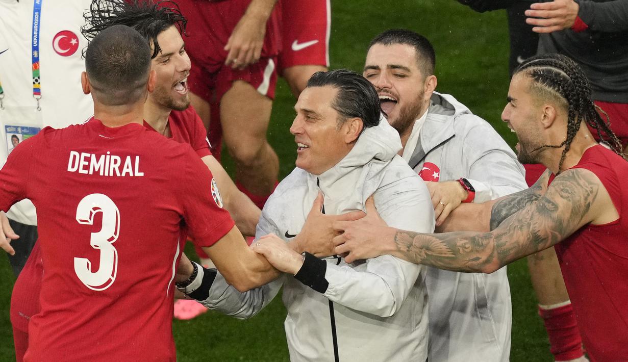 Pelatih Turki, Vincenzo Montella, merayakan kemenangan bersama anak asuhnya setelah berhasil mengalahkan Georgia pada laga Grup F Euro 2024, Dortmund, Selasa (18/6/2024). (AP Photo/Andreea Alexandru)