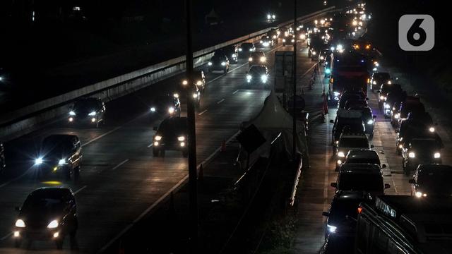 Pemudik Padati Rest Area KM 102 Cipali saat Waktu Berbuka Puasa Tiba