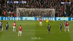Manchester United butuh satu poin lagi untuk memastikan diri lolos ke babak 16 besar Liga Champions usai meraih kemenangan 2-0 atas Benfica, Rabu (1/11) dini hari WIB. Tuan rumah mendapatkan hadiah penalti di menit ke-13 namun eksekusi penalti Mar...