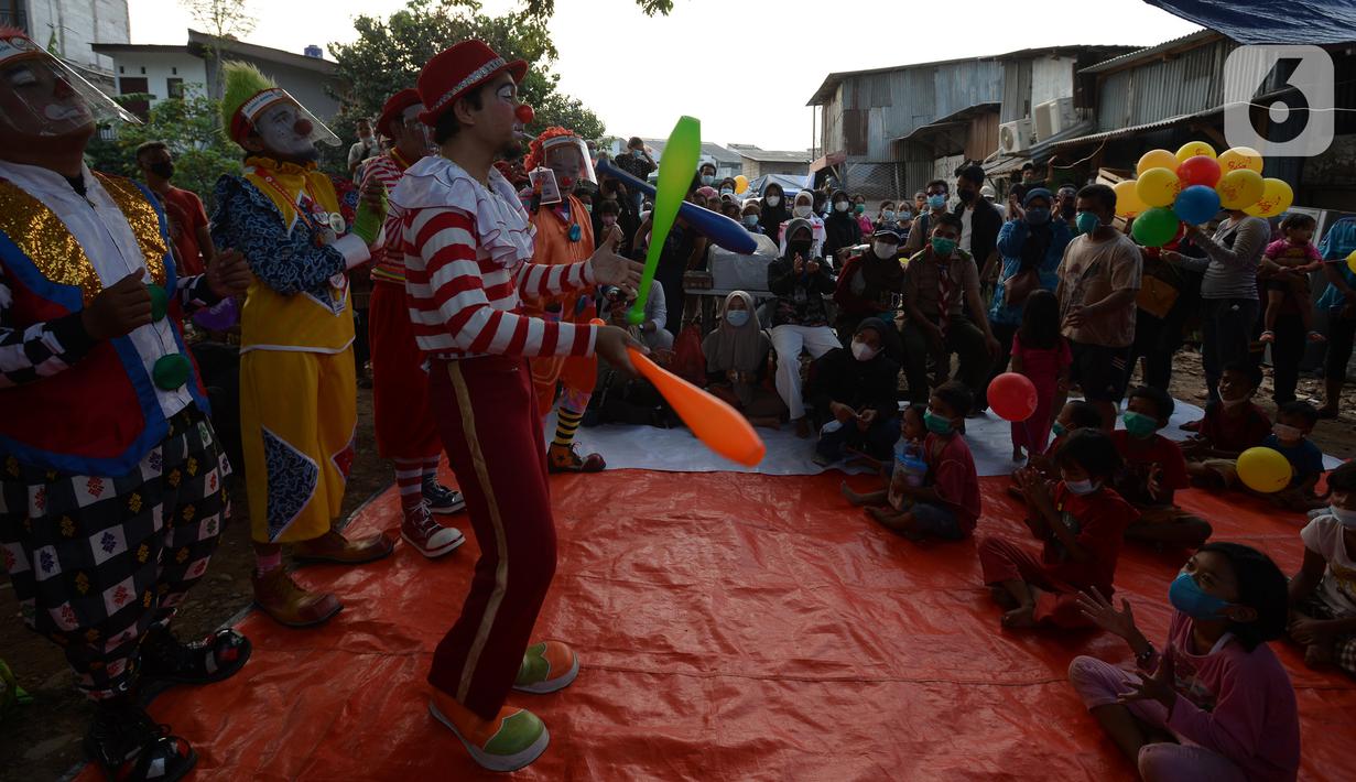 Sejumlah badut komunitas Aku Badut Indonesia menghibur anak-anak di pengungsian korban kebakaran di Jalan Kemang Utara IX, Jakarta Selatan, Rabu (18/8/2021). Dengan memberi hiburan, diharap anak-anak dapat melupakan kesedihan dan keresahan yang mereka alami pascakebakaran. (merdeka.com/Imam Buhori)