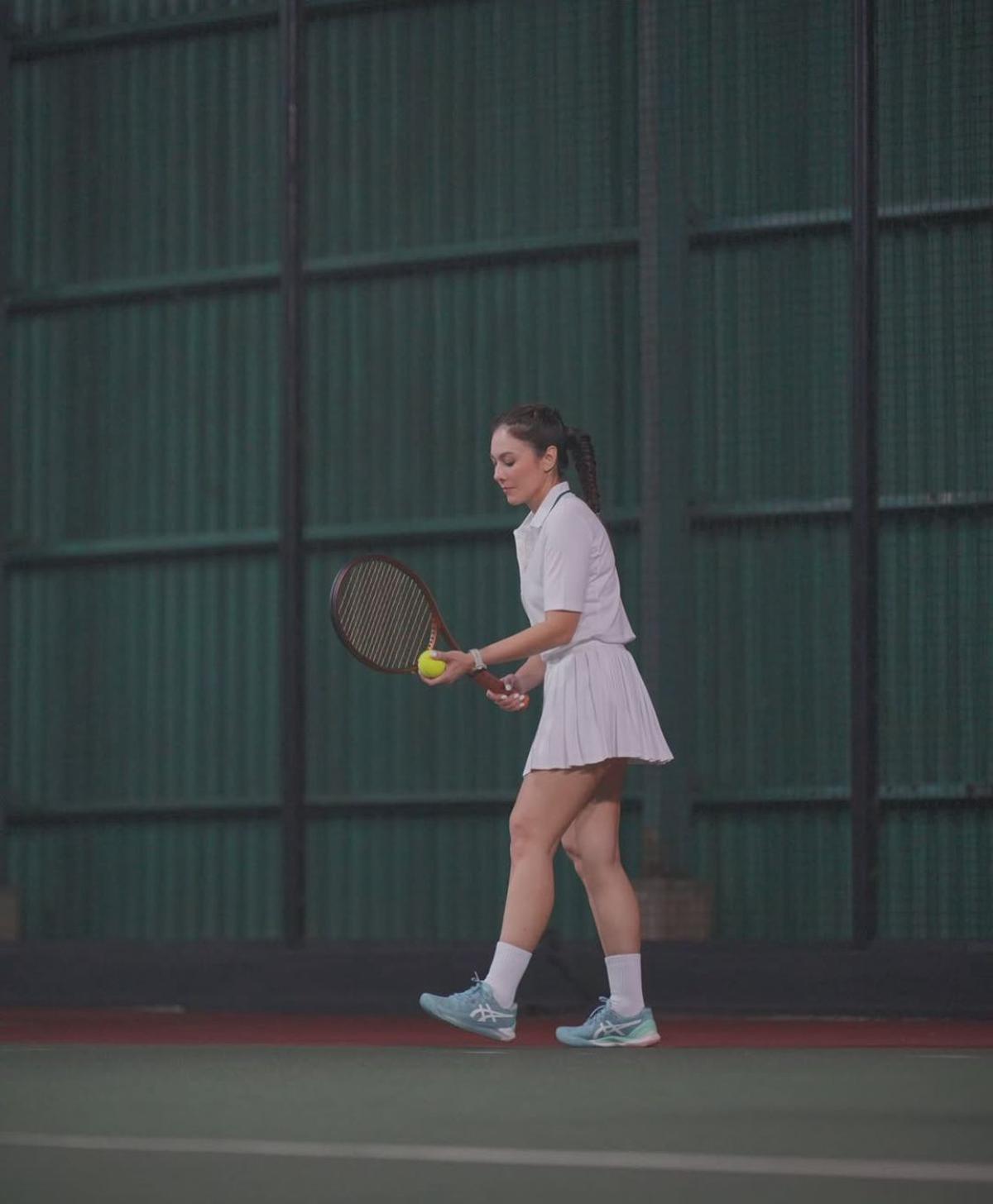5 Potret Wulan Guritno Main Tenis Rahasia Body Goals yang Bikin Netizen Kagum