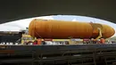 Tangki eksternal pesawat ulang alik atau Space Shuttle External Tank (ET) saat diangkut menggunakan kapal di  Colon City, Panama, (25/4). Tangki ini nantinya akan dikirim ke California. (REUTERS / Carlos Jasso)
