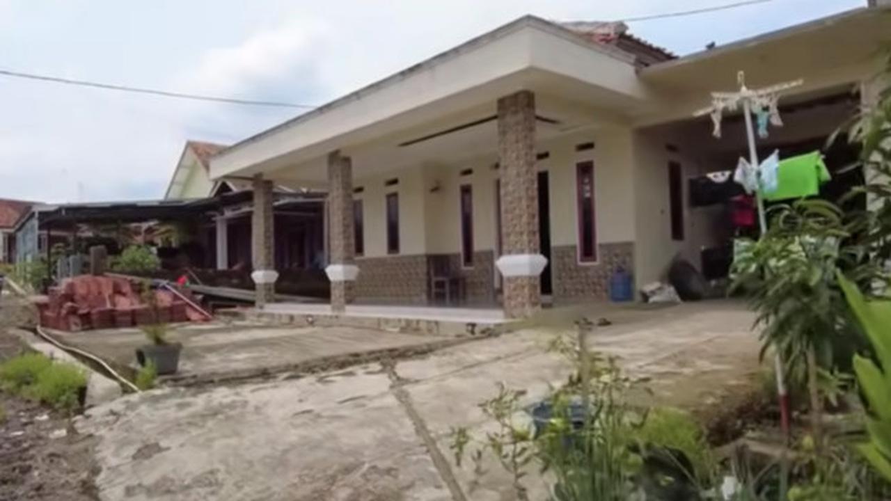 Dapat Uang Gusuran, Rumah Warga Cibalandong Begitu Mewah dan Mentereng Tiap Garasi Ada Mobil