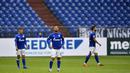 Pemain Schalke 04 tampak kecewa usai ditaklukkan Augsburg pada laga Bundesliga di Veltins-Arena, Minggu (24/5/2020). Augsburg menang dengan skor 3-0 atas Schalke 04. (AP/Martin Meissner)