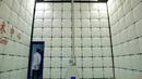Seorang peneliti berjalan keluar dari laboratorium tes kompatibilitas elektromagnetik di Pusat Keamanan Nuklir, Beijing, China, Jumat (18/3). Pusat Keamanan Nuklir ini merupakan hasil kerjasama China dan Amerika Serikat. (REUTERS/Kim Kyung-Hoon)