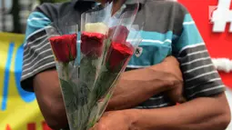 Massa membawa mawar saat melakukan aksi damai save KPU di depan Kantor Komisi Pemilihan Umum (KPU), Jakarta, Selasa (21/5/2019). Dalam aksinya mereka menyerukan pentingnya menjaga persatuan. (merdeka.com/Imam Buhori)