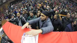 Demonstran masuk ke Gedung Parlemen memprotes kesepakatan untuk menghentikan pertempuran di wilayah Nagorno-Karabakh, Yerevan, Armenia, Selasa (10/11/2020). PM Armenia Nikol Pashinian menyerukan diakhirinya pertempuran dengan Azerbaijan. (AP Photo/Dmitri Lovetsky)