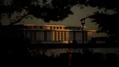 Tampak bagian luar John F. Kennedy Center for the Performing Arts di Washington, Amerika Serikat. Dewan Kennedy Center memutuskan untuk segera menutup gedung utama guna menjalani renovasi selama dua tahun. (Andrew Harnik/Getty Images/AFP)