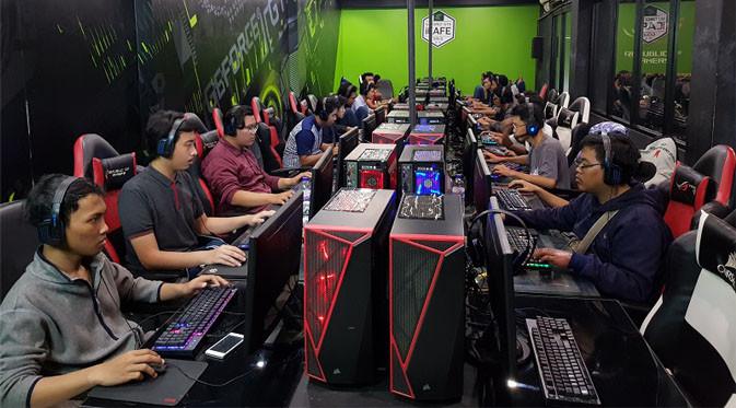 Gamer yang asyik main gim di Hardcore iCafe Malang. Liputan6.com/ Dewi Widya Ningrum