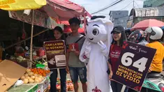 La'eeb Sang Maskot Piala Dunia 2022 Qatar terus menghadirkan keseruan dalam kunjungannya ke beberapa kota besar di Indonesia. Pada hari kedua kunjungannya di Makassar, Sabtu (5/11/2022) La'eeb seharian menyapa warga Makassar di beberapa lokasi untuk menggaungkan penyelenggaraan Piala Dunia 2022 yang sekitar dua minggu lagi akan dimulai. Berikut momen-momen keseruan tersebut. (Procomm Surya Citra Media)