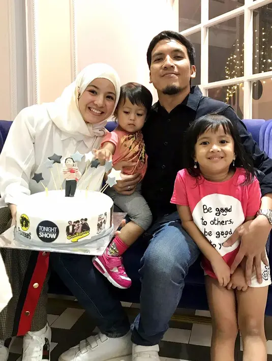 Kabar ini diketahui dari Desta yang mengunggah foto hasil ultrasonography (USG) pada bulan Mei 2018 lalu. Di unggahannya, Desta menuliskan “Yak.. calon penghuni baru kartu keluarga”. (Instagram/desta80s)