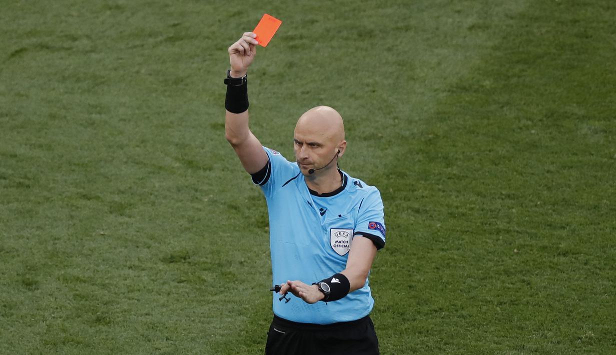 Awal petaka bagi Belanda terjadi pada menit 55, The Oranje mesti bermain dengan 10 orang usai bek andalan Matthijs de Ligt yang diusir wasit setelah menyentuh bola dengan tangan. (AP/Laszlo Balogh, Pool)