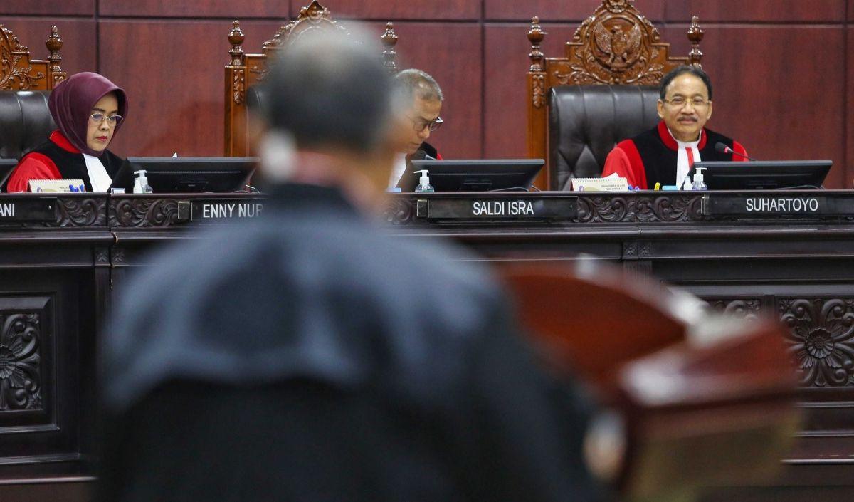 Angga menilai, hak rakyat Indonesia adalah memilih pemimpinnya secara jujur, adil, langsung, umum, bebas, dan rahasia, tanpa adanya intervensi dari pihak manapun.&nbsp;