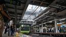Melewati rute melingkar dengan waktu tempuh rata-rata 64 menit, Yamanote Line berhenti di 30 stasiun. Foto yang diambil pada tanggal 28 Juni 2024 ini menunjukkan orang-orang yang menunggu di peron saat kereta Yamanote Line memasuki stasiun Shibuya, salah satu dari 30 stasiun di sepanjang JR Yamanote Line di Tokyo.  (Richard A. Brooks/AFP)