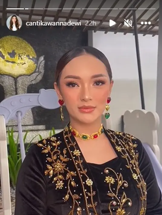 Makeup hasil karya MUA Cantika Wanna Dewi pun membuat aura Zaskia Gotik semakin terpancar. @cantikawannadewi.