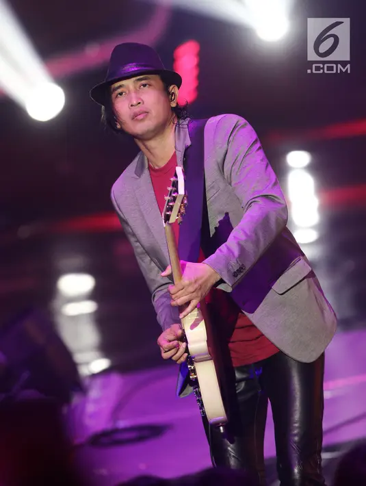 Aksi gitaris grup band Padi Reborn, Piyu dalam acara Badai Uang Ratusan Miliar yang dipersembahkan oleh Bukalapak di Jakarta, Kamis (26/7). (Liputan6.com/Herman Zakharia)