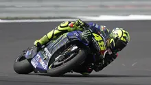 Aksi pembalap Monster Energy Yamaha, Valentino Rossi, pada MotoGP Inggris 2019, di Sirkuit Silverstone, Minggu (25/8/2019). (AFP/Adrian Dennis)