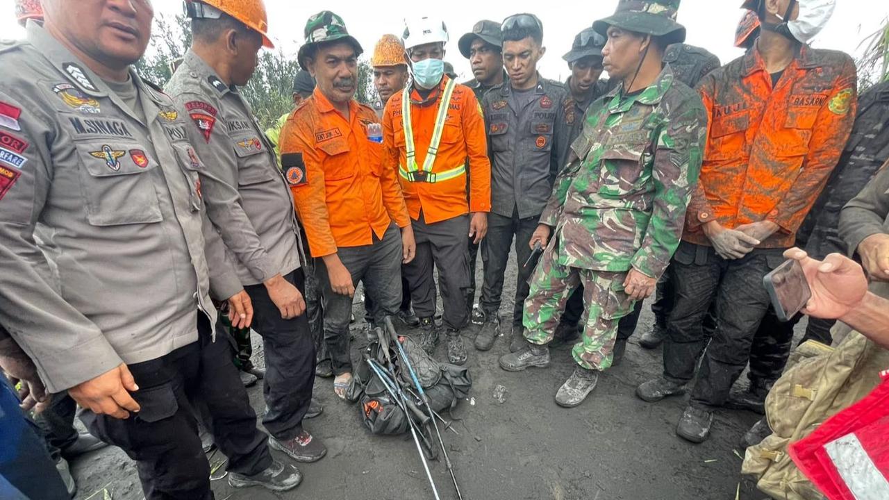 FOTO: Evakuasi Dua Pendaki Asing Korban Erupsi Gunung Dukono