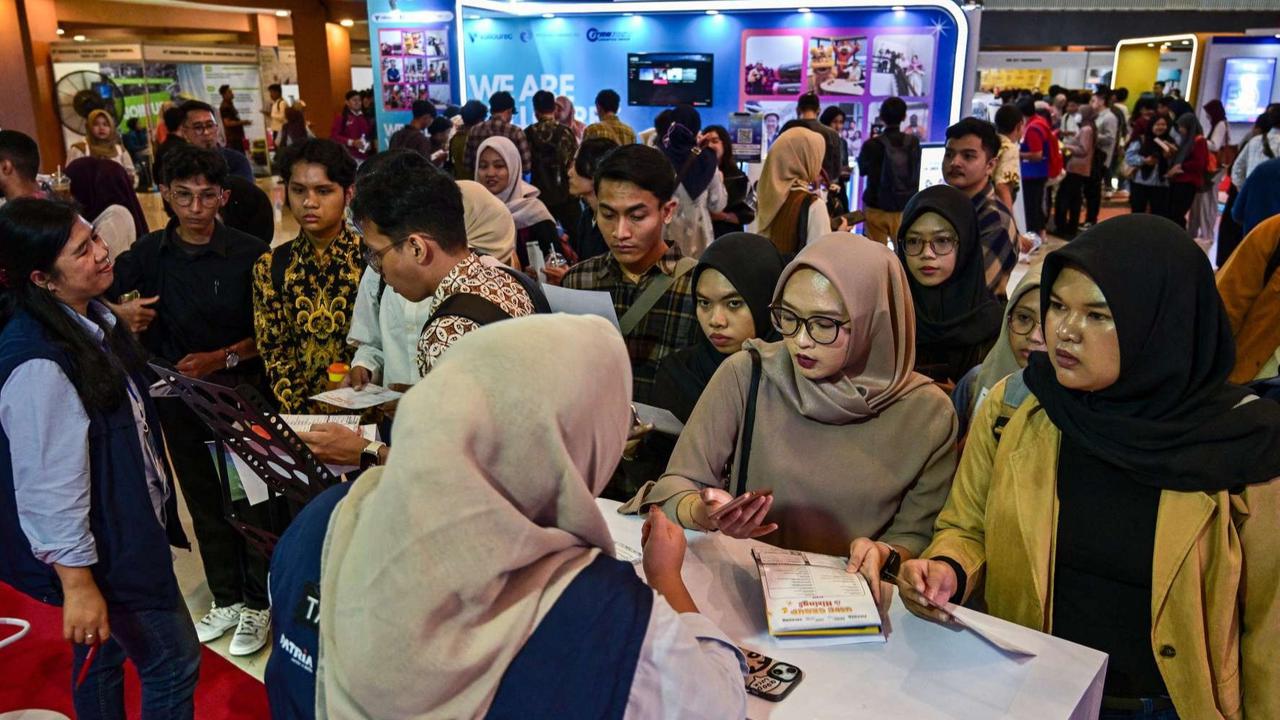 FOTO: Ribuan Pencari Kerja Ramai-Ramai Serbu Job Fair Surabaya