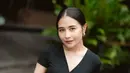 <p>Lihat juga penampilan Prilly dibalut cut out mini dress ketat. Aksesori berupa tear drop earring warna emas menambah kesan elegan pada penampilannya. [@prilylatuconsina96]</p>