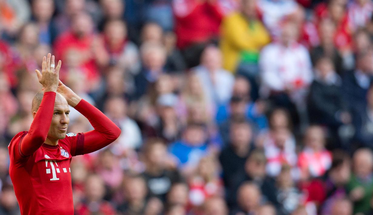 Gelandang Bayern Munchen menyapa para suporter usai menaklukan FC Koln 4-0 pada laga Bundesliga di Stadion Allianz Arena, Jerman, Sabtu (24/10/2015). (EPA/Svena Hoppe)